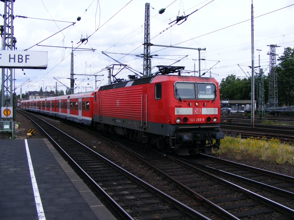 Eine DB 143 ist am 20.06.2008 mit einem S-Bahn-Wendezug im D�sseldorfer Hauptbahnhof unterwegs.
