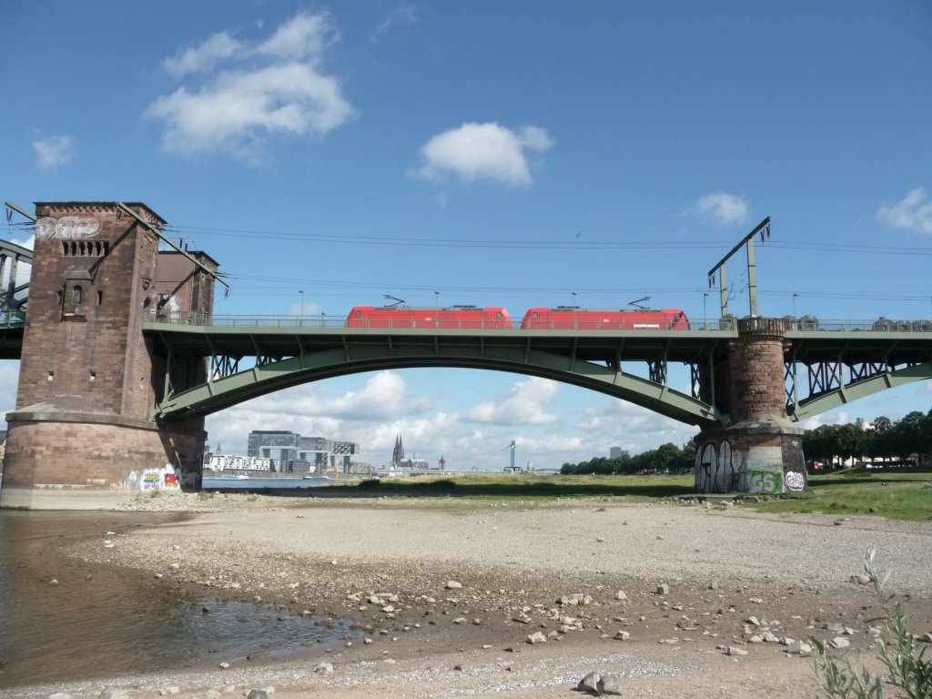 Eine Doppeltraktion DB-185er �berquert am 06.08.2012 die K�lner S�dbr�cke gen K�ln-Eifeltor / Linke Rheinstrecke.