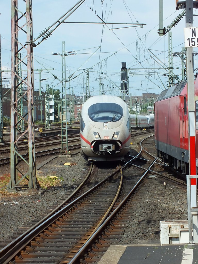 Eine Doppeltraktion ICE3 f�hrt am 3.8.13 in D�sseldorf ein. Soweit ich es erkennen konnte, kam der Zug aus Richtung Wuppertal, was beim Laufweg Dortmund-M�nchen doch eher ungew�hnlich ist.