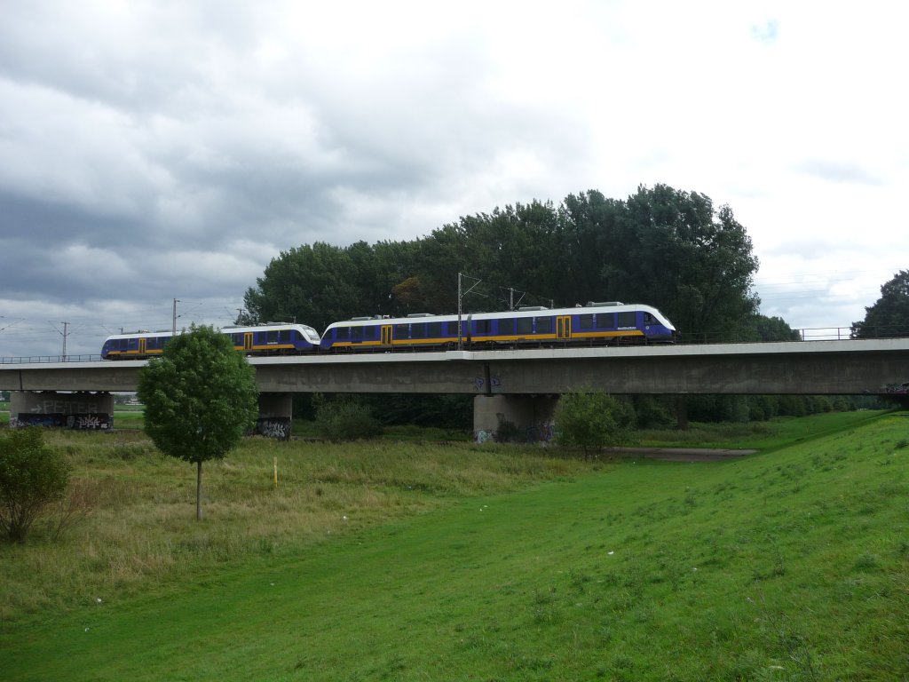 Eine Doppeltraktion NWB-Lints auf der Hammer Rheinbr�cke.
Linie RE10 -> Kleve