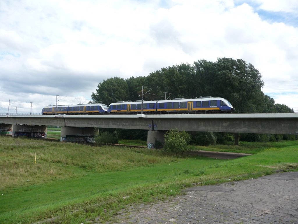 Eine Doppeltraktion unerkannt gebliebener Lints der Nord-Westbahn �berquert am 23.08.2010 die Hammer Rheinbr�cke.
RE10 -> Kleve