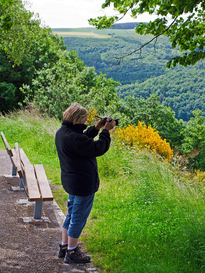 Eine Fotografin bei der Arbeit - Oberhalb der Talsperre in Esch-sur-Sre am 16.06.2013