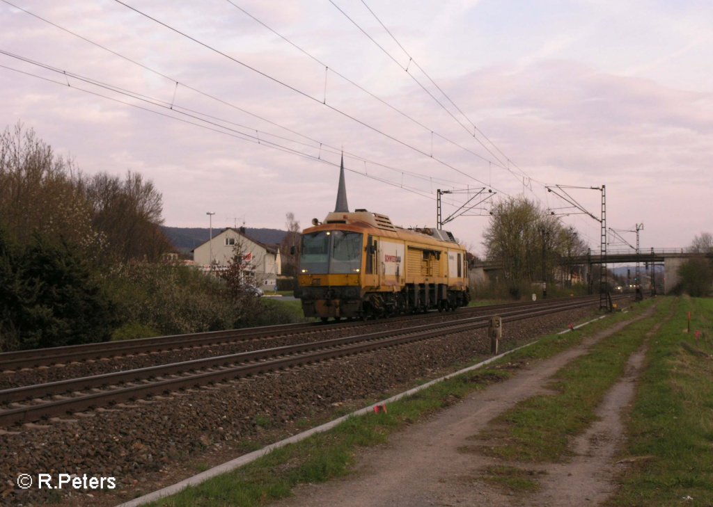 Eine Gleisstopfmaschine von Schwerbau bei Th�ngersheim. 12.04.08