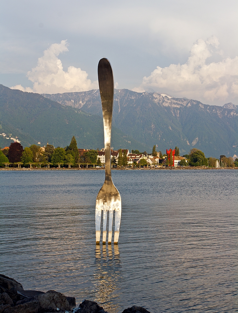 Eine gro�e Gabel steckt im  kleiner See  .....Hier sieht man wie klein er doch ist:-)  Am 25.05.2012 in Vevey am Lac L�man.