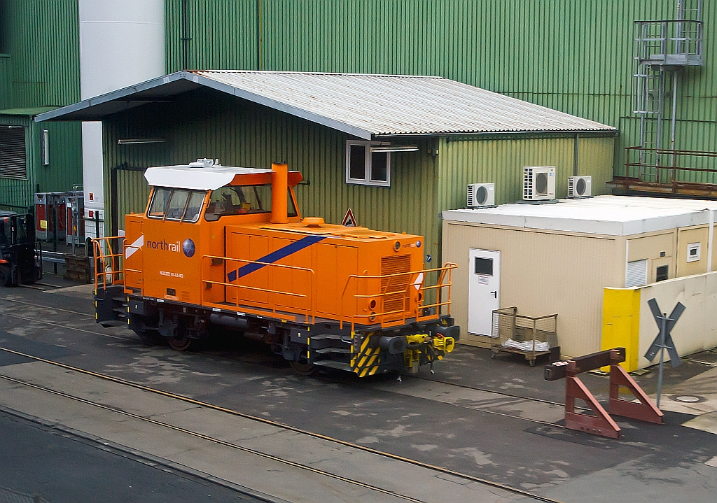 Eine Mak G 400 B der northrail (NVR-Nummer: 98 80 3352 105-1 D-NTS) vermietet an ThyssenKrupp Steel AG, hier am 28.12.2011 im Werk Kreuztal-Ferndorf. Aufnahme aus fahrendem Zug.