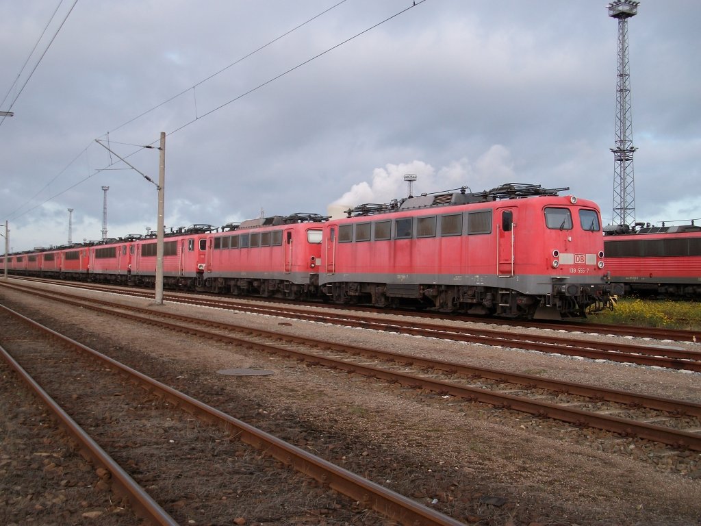 Eine von mehren Reihen abgestellter Loks in Rostock Seehafen,wird von 139 555 angef�hrt.Aufnahme vom 13.November 2010.