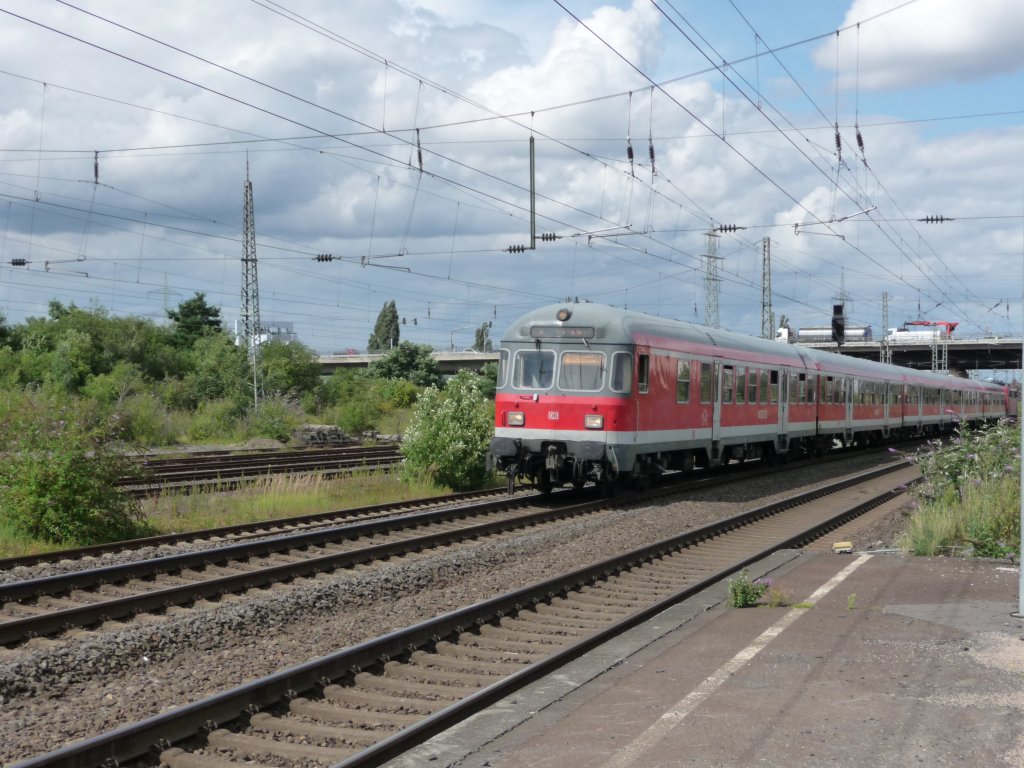 Eine n-Wagen-Garnitur f�hrt am 06.08.2012 in H�rth ein.
RB48 -> Bonn-Mehlem
