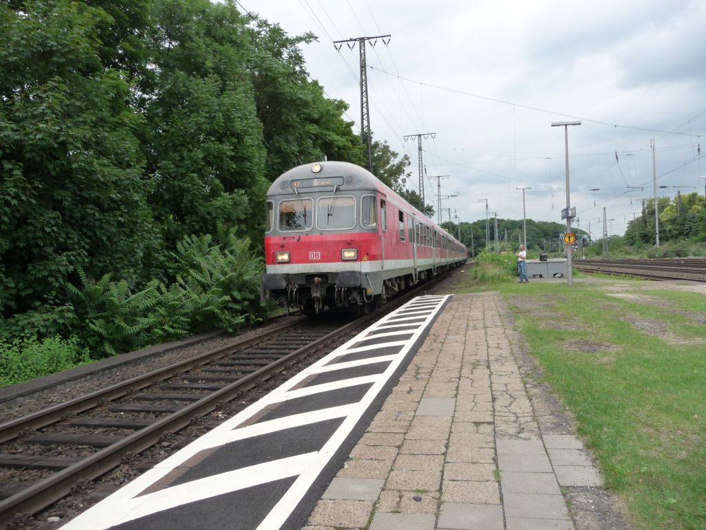 Eine n-Wagen-Garnitur mit einer Lok der Baureihe 218 am Zugschluss f�hrt am 08.08.2012 in K�ln-West ein.