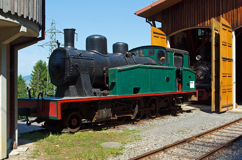 Eine Spanierin in der Schweiz - Die 1.000 mm G 3/5 Tenderlokomotive N 23 der ursprnglichen Lokalbahn von Olot nach Girona (Tren d’Olot), in Katalonien (Spanien). Die Lok wurde 1926 bei La Maquinista Terrestre y Martima in Barcelona gebaut. 
Die 56 km lange Bahnstrecke war 1892 bis 1969 in Betrieb, und ist heute wohl ein Bahntrassenradweg.
Die Lok wurde von der Museumsbahn Blonay–Chamby gerettet, hier am 27.05.2012 im Museum Chaulin.
Sie hat ein Gewicht von 31 t, eine Leistung von 350 PS und eine Hchstgeschwindigkeit von 35 km/h.
