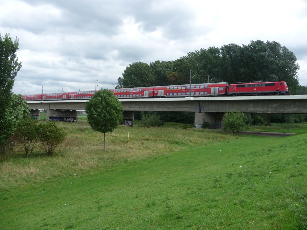 Eine unbekannte 111 schiebt einen RE4 �ber die Hammer Rheibr�cke. 23.08.2010
RE4 -> Dortmund Hauptbahnhof