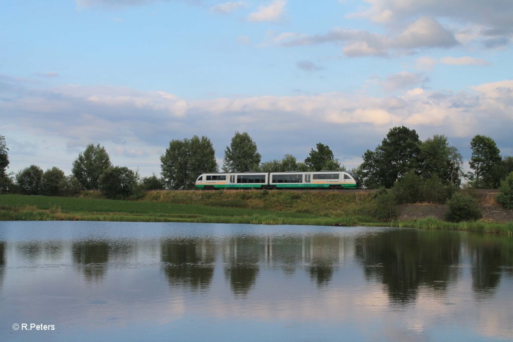 Eine Vogtlandbahn nach Schwandorf s�dlich von Wiesau. 30.07.13
