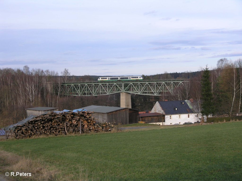 Eine Vogtlandbahn zieht �ber die Unterth�lauer Br�cke. 29.11.09