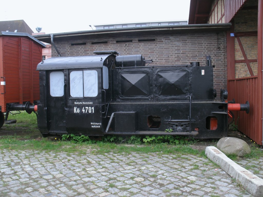 Einen kleinen Abstecher zum Rostocker Stadthafen wo die K� 4701 mit ein paar historischen G�terwagen steht.Aufgenommen am 20.Mai 2013.