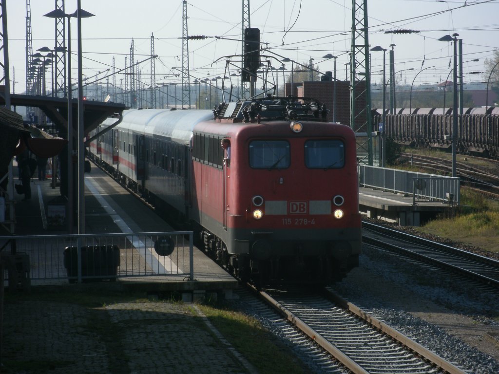 Einen Tag vor dem Ende vom 115er Einsatz 2011 bespannte 115 278,am 22.Oktober 2011,den IC 2353 aus Erfurt,im Abschnitt Stralsund-Binz.Aufnahme in Bergen/R�gen.