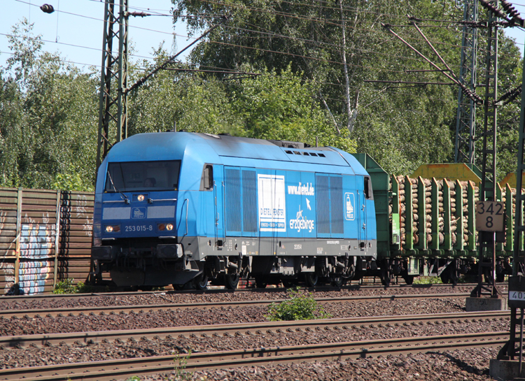 Eisenbahn-Bau-und Betriebsgesellschaft Pressnitztalbahn GmbH,253 015-8 Press(223 052-2)mit einen vollen Holzzug bei der Durchfahrt im Bahnhof Hamburg-Harburg.(04.06.2011)