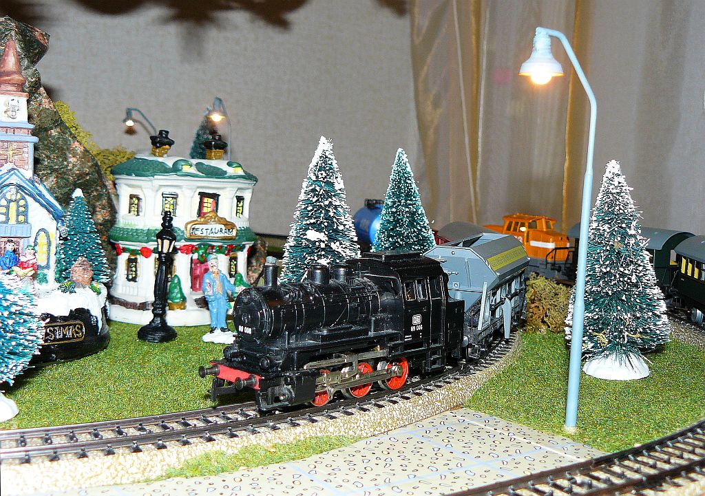 Eisenbahn unter Weihnachtsbaum 25-12-2012.

Spoorbaan onder de kerstboom 25-12-2012.