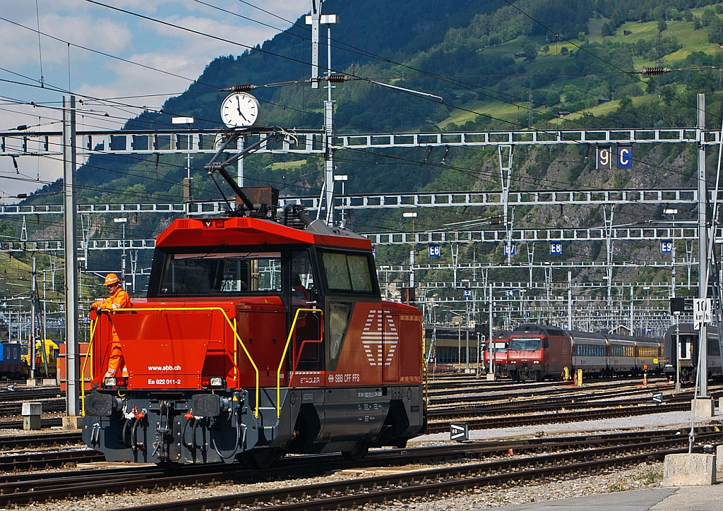 Elektrische Zweifrequenz-Rangierlok (Ee 2/2) Ee 922 011-2 der SBB am 27.05.2012 rangiert in Brig zwischen Depot und Bahnhof. Die Lok wurde 2010  bei Stadler gebaut.