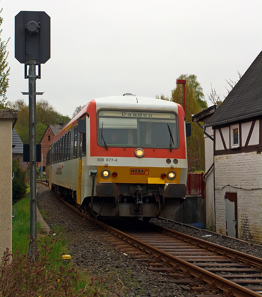 Eng Entlang der Huser geht es von Biersdorf weiter in Richtung Betzdorf/Sieg. 

Der Dieseltriebzug 928 677-4 / 628 677-7 Daadetalbahn der Westerwaldbahn (WEBA) fhrt am 30.04.2013 vom Haltepunkt Biersdorf weiter.