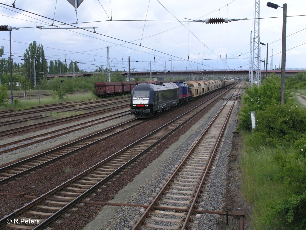 ER20 009 und 745 501-2 durchfahren Eisenh�ttenstadt mit ein Schlackezug. 19.05.09
