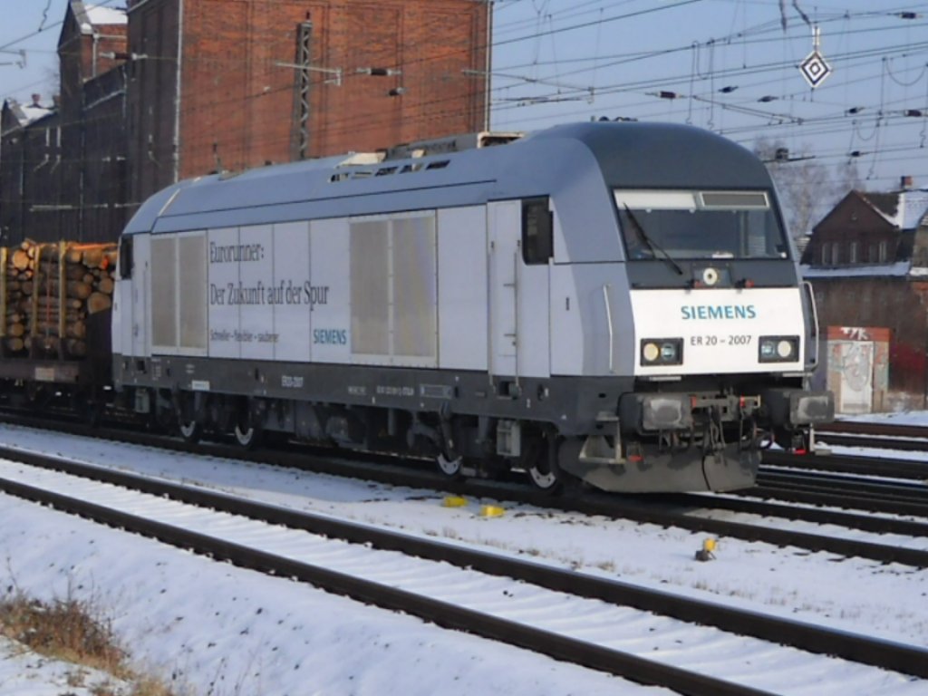 ER20-2007 am 16.2.2011 f�hrt mit ihrem Holzzug von Rostock nach Stendal durch Bad Kleinen
