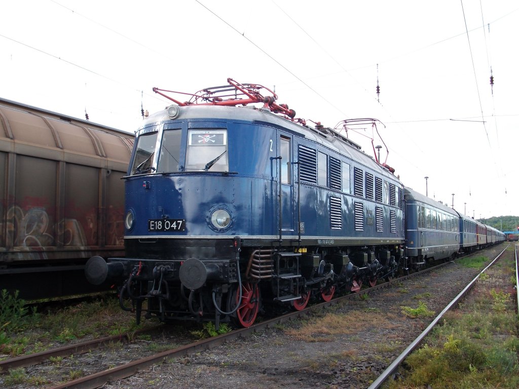 Erst gegen Mitternacht fuhr der Sonderzug von Bergen/R�gen nach Ilmenau mit der E18 047 am 26.Juni 2010 zur�ck.