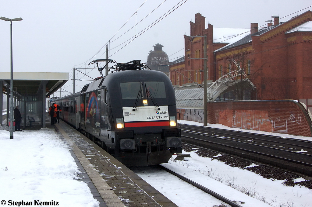 ES 64 U2 - 002 (182 502-5) MRCE Dispolok GmbH f�r ODEG - Ostdeutsche Eisenbahn GmbH mit dem RE4 (RE 37321) von Rathenow nach J�terbog in Rathenow. 10.12.2012