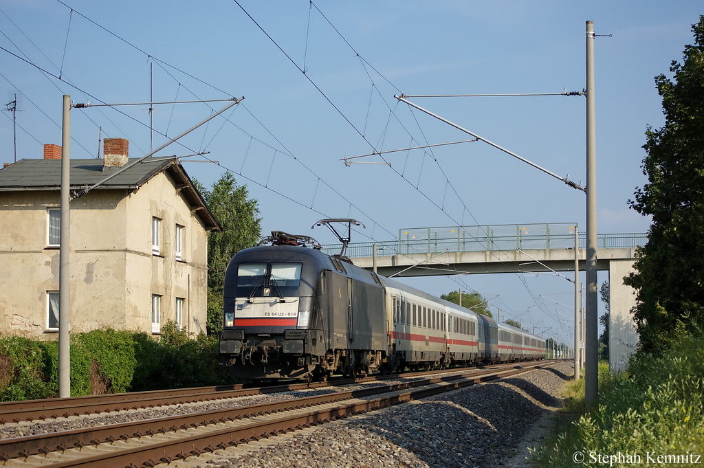 ES 64 U2 - 014 (182 514-0) MRCE im Dienst f�r DB Fernverkehr AG mit dem EC 174 von Budapest-Keleti pu nach Hamburg-Altona in Vietznitz. 03.08.2011