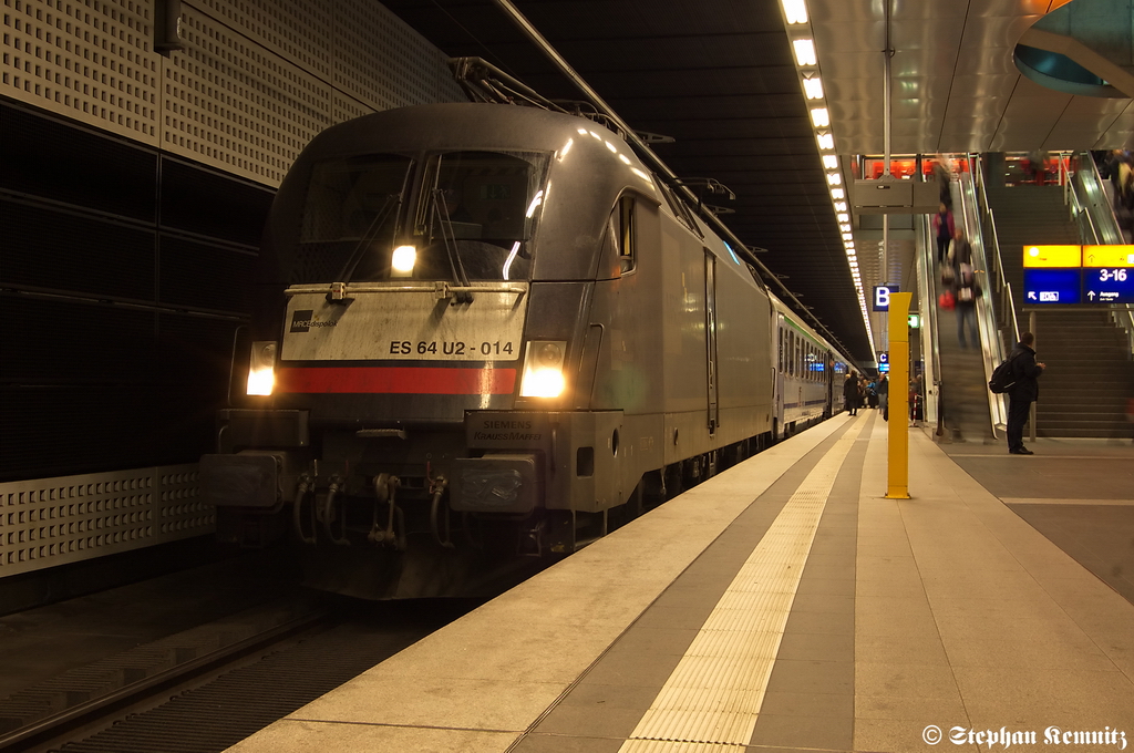 ES 64 U2 - 014 (182 514-0) MRCE Dispolok GmbH fr DB Fernverkehr AG mit dem EC 249 von Hamburg Hbf nach Krakow Glowny im Berliner Hbf (tief). 03.01.2012