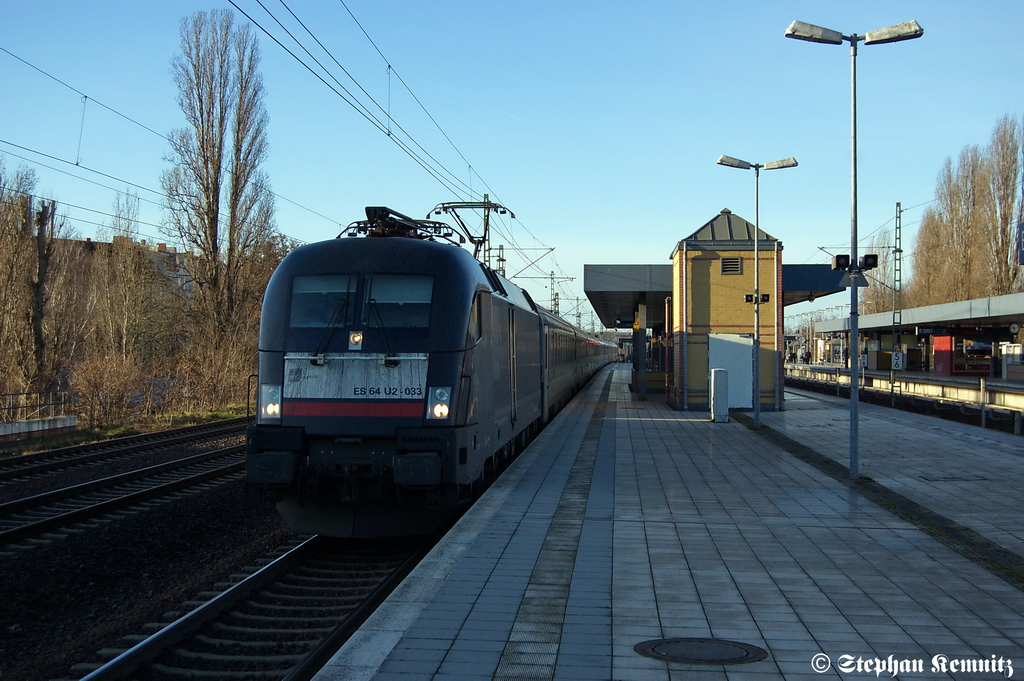 ES 64 U2 - 033 (182 533-0) MRCE Dispolok GmbH fr DB Fernverkehr AG mit dem EC 175 von Hamburg-Altona nach Budapest-Keleti pu in Berlin Jungfernheide. 03.01.2012