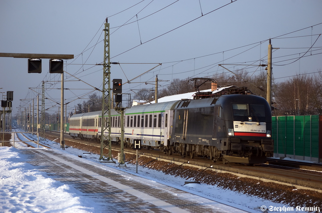 ES 64 U2 - 074 (182 574-4) MRCE Dispolok GmbH f�r DB Fernverkehr AG mit dem EC 249 von Hamburg Hbf nach Krakow Glowny in Rathenow. 30.01.2012