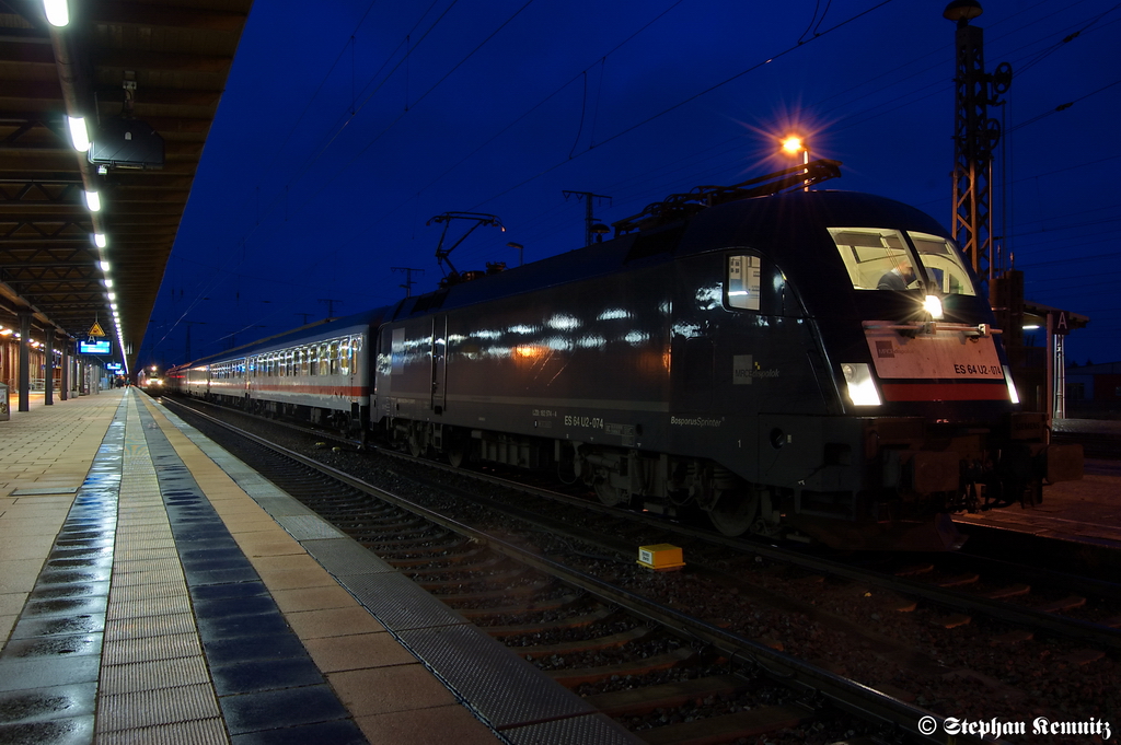 ES 64 U2 - 074 (182 574-4) MRCE Dispolok GmbH f�r DB Fernverkehr AG mit dem EC 248 von Krakow Glowny nach Hamburg-Altona in Stendal. 19.02.2012