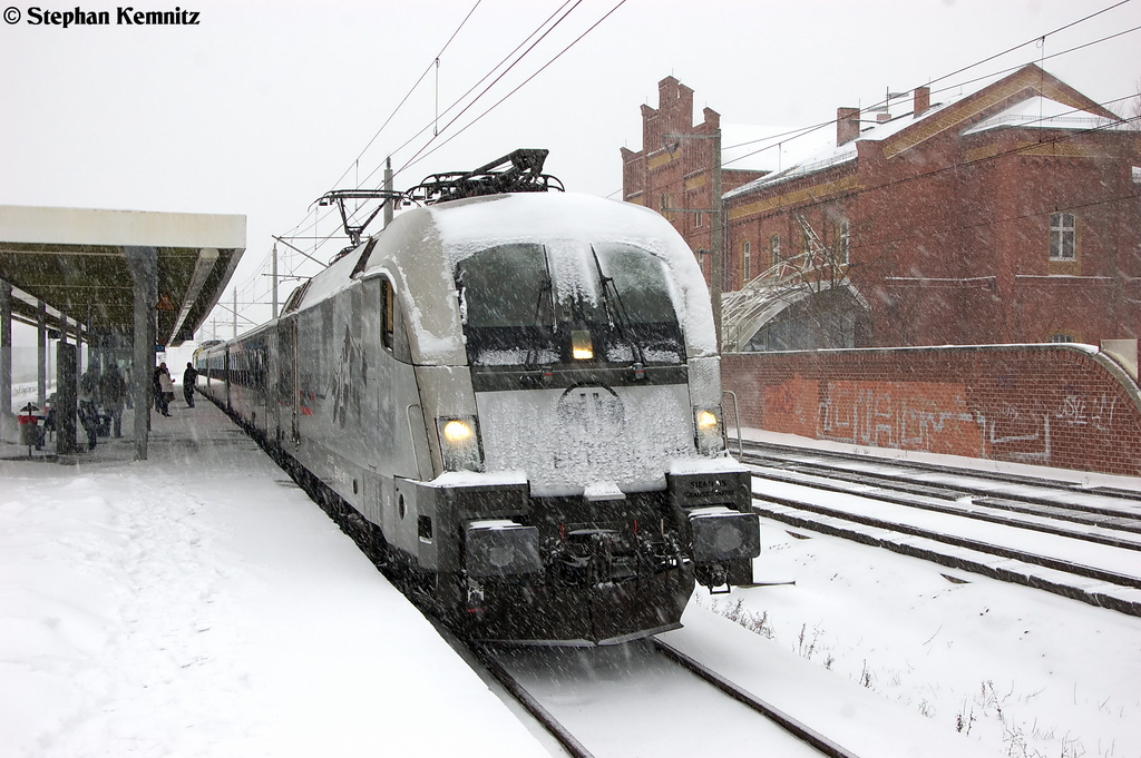 ES 64 U2 - 100 (182 600-7) Hupac f�r ODEG - Ostdeutsche Eisenbahn GmbH mit dem RE4 (RE 37315) von Rathenow nach Ludwigsfelde in Rathenow. 09.12.2012