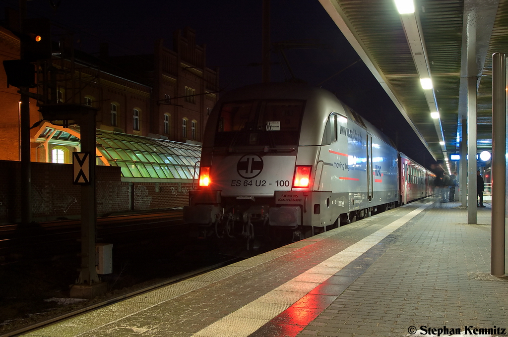 ES 64 U2 - 100 (182 600-7) Hupac fr ODEG - Ostdeutsche Eisenbahn GmbH mit dem RE4 (RE 37327) von Rathenow nach Ludwigsfelde in Rathenow. Vorne befand sich die ES 64 U2 - 002 (182 502-5). 17.12.2012