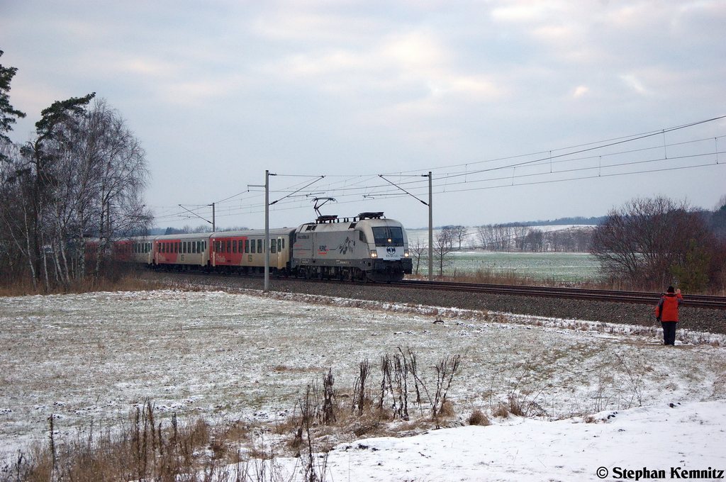 ES 64 U2 - 100 (182 600-7) Hupac fr ODEG - Ostdeutsche Eisenbahn GmbH mit dem RE4 (RE 37323) von Rathenow nach Ludwigsfelde bei Nennhausen. Einen netten Sonntags Gru an den Tf! 13.01.2013