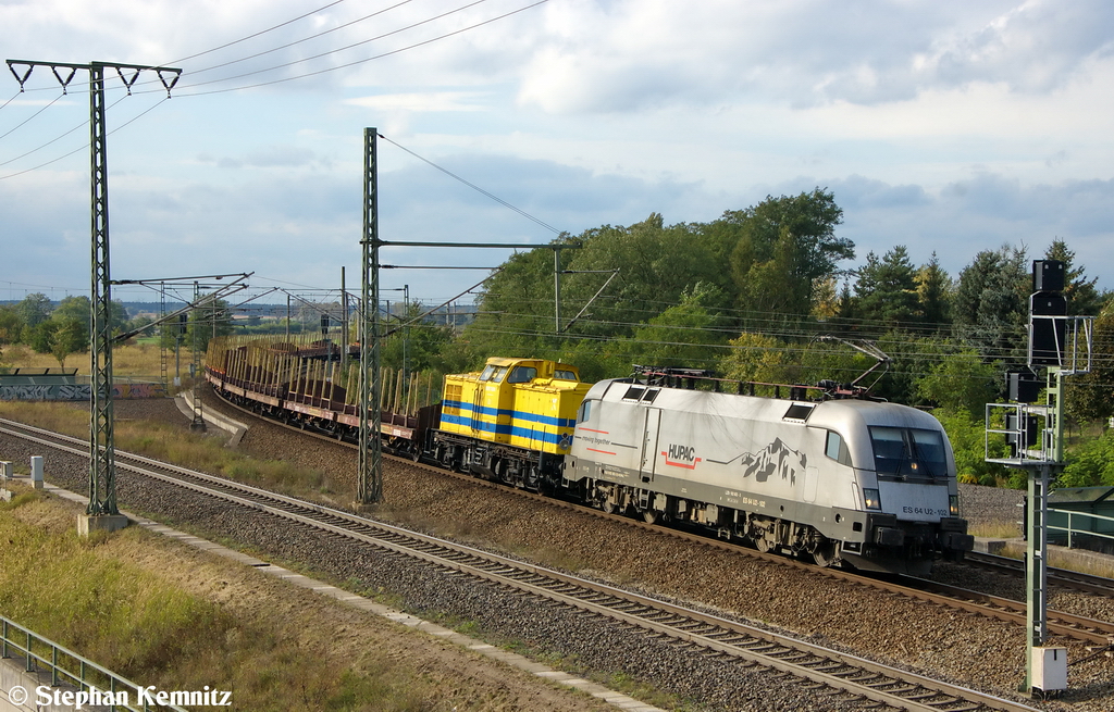 ES 64 U2 - 102 (182 602-3) SETG - Salzburger Eisenbahn TransportLogistik GmbH eingestellt bei Raildox GmbH & Co. KG, mit der Wagenlok Kube Con 03 (202 494-1) und einem leeren Holzzug, steht am roten Signal in Stendal Ortsteil Wahrburg und wartet auf die Ankunft des versp�teten IC 143 und fuhr nach dem IC weiter in Richtung Rathenow. 03.10.2012