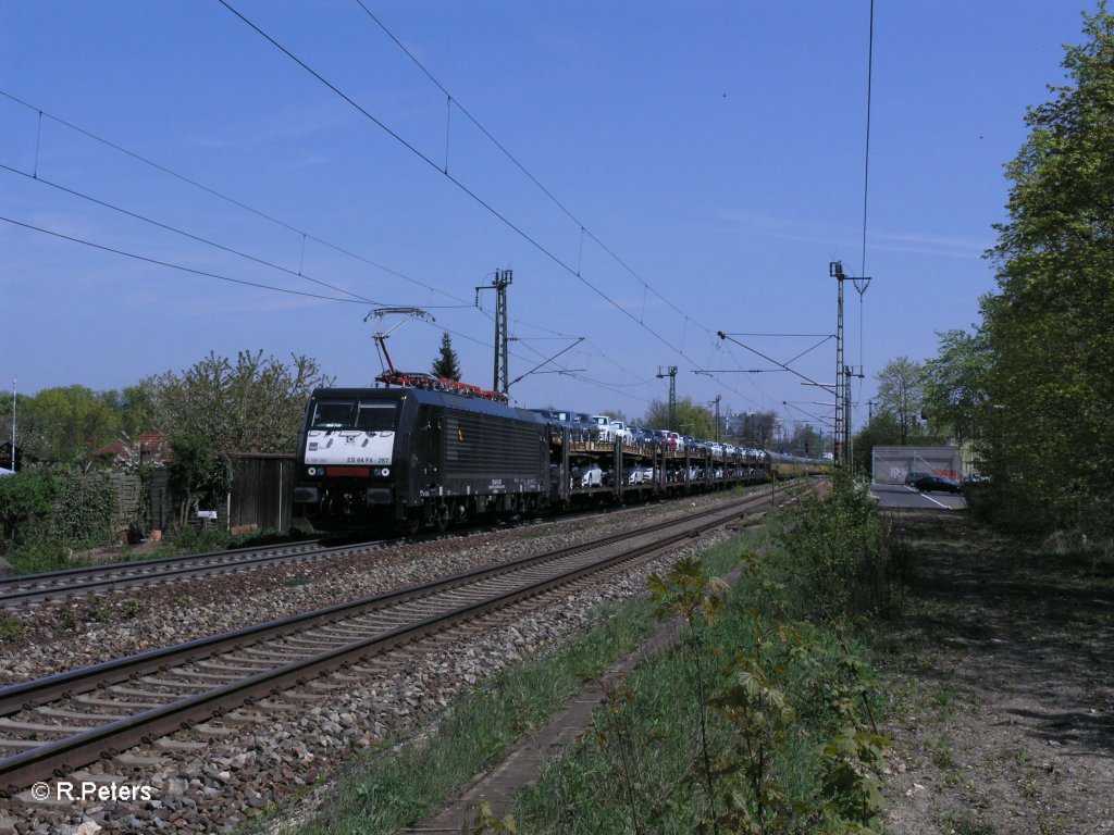 ES64 F4- 287 zieht ein BMW-Zug durch Regensburg-Pr�fering. 29.04.10