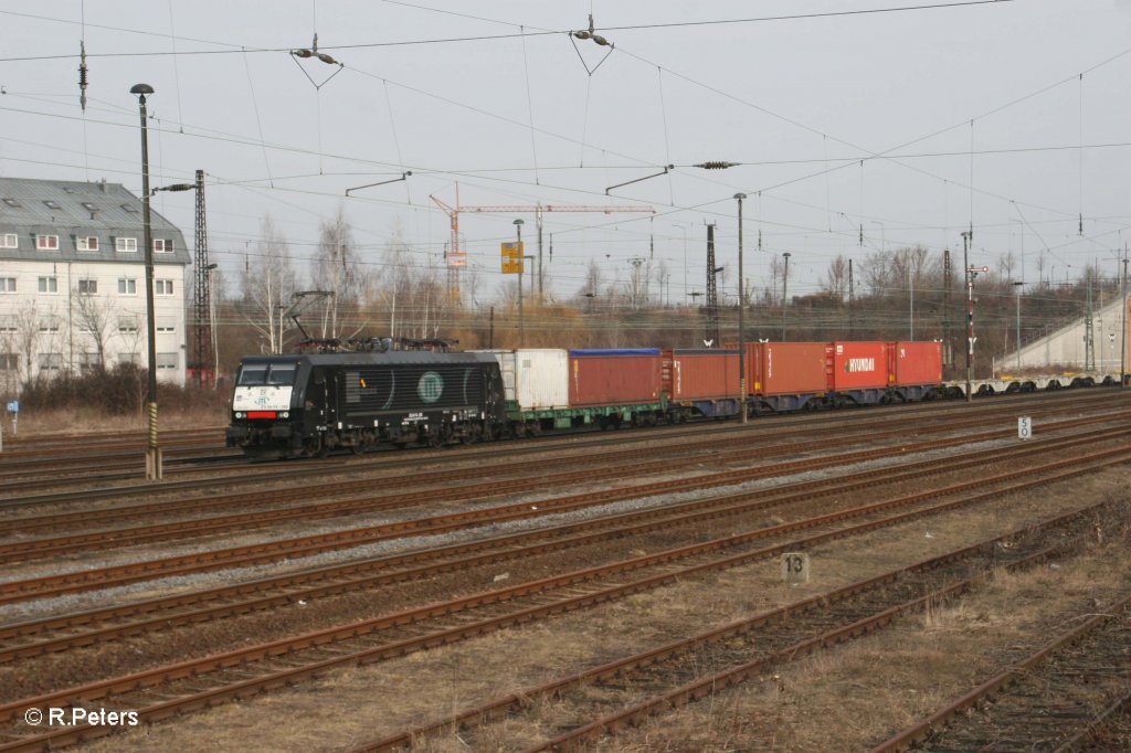 ES64 F4 298 mit Containerzug in Leipzig Sch�nefeld. 12.03.11