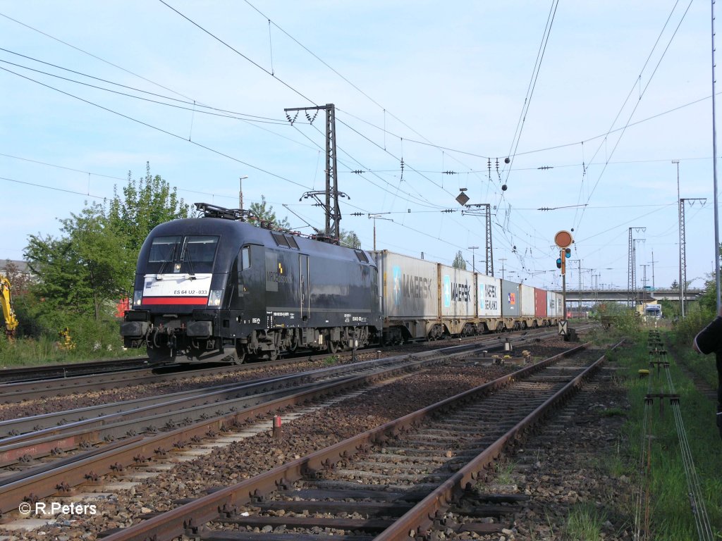 ES64 U2-033 verl�sst Regensburg Ost mit einem Containerzug. 29.04.10