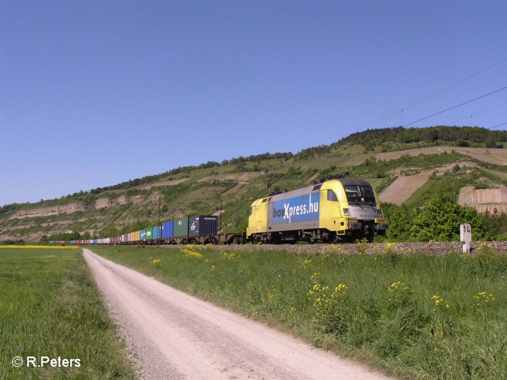 ES64 U2 063 zieht bei Th�ngersheim ein Containerzug. 10.05.08