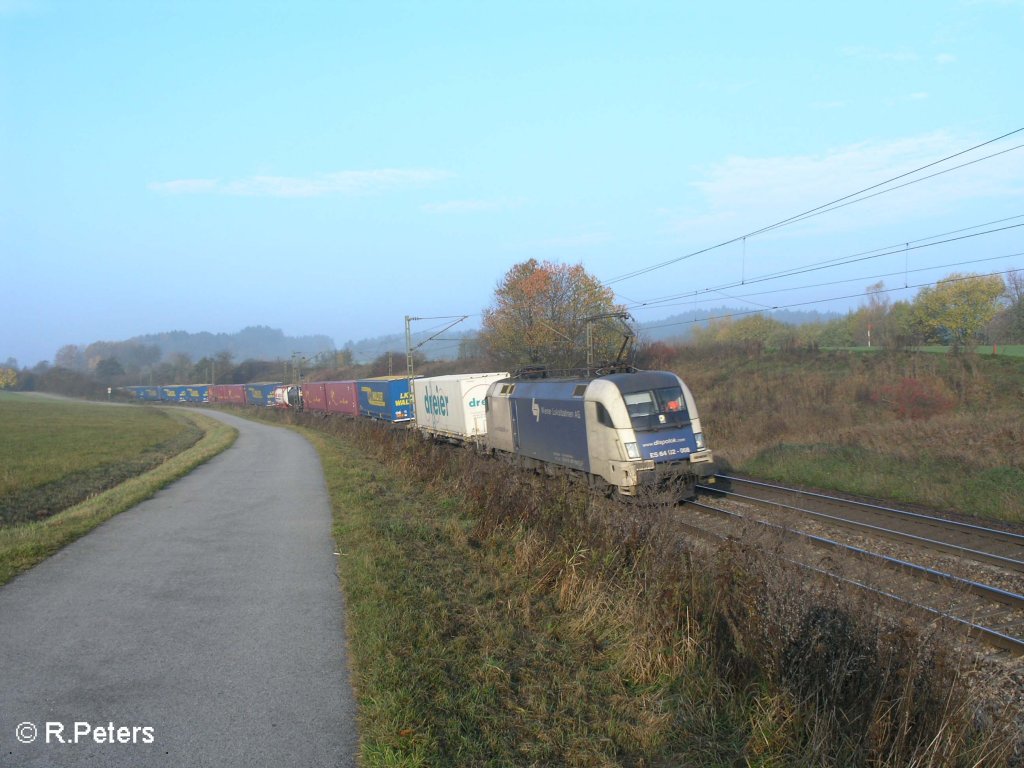ES64 U2- 068 zieht bei P�lling ein LKW-Walter durch die Kurve. 25.10.08