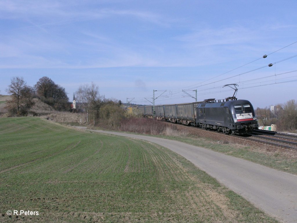 ES64 U2 098 zieht den Fercam nach M�nchen bei Fahlenbach. 24.03.11