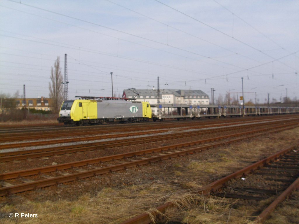 ES64 U2-203 mit leeren BGL Autotransportzug in Leipzig Sch�nefeld. 12.03.11