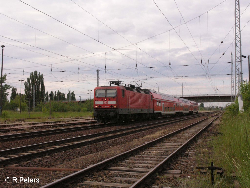 Etwas sp�ter kommt 143 889-4 mit der R�ckleistung durch Eisenh�ttenstadt. 23.05.08