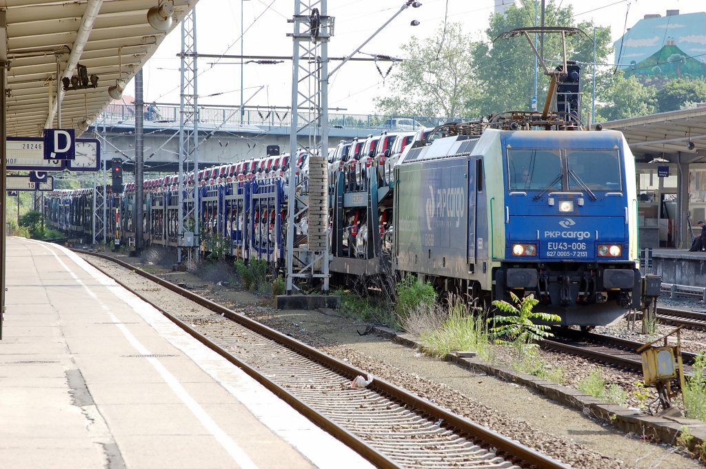 EU43-006 der PKP Cargo mit den Fiat Autozug in Berlin-Lichtenberg und fhrt nach Wustermark. 08.06.2010 