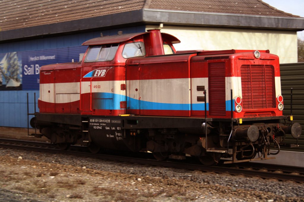 EVB V100 41003 (BR 211 324-9) bei der Durchfahrt des Bremerhavener Hauptbahnhof am 12.02.2011.( Nachschuss) 