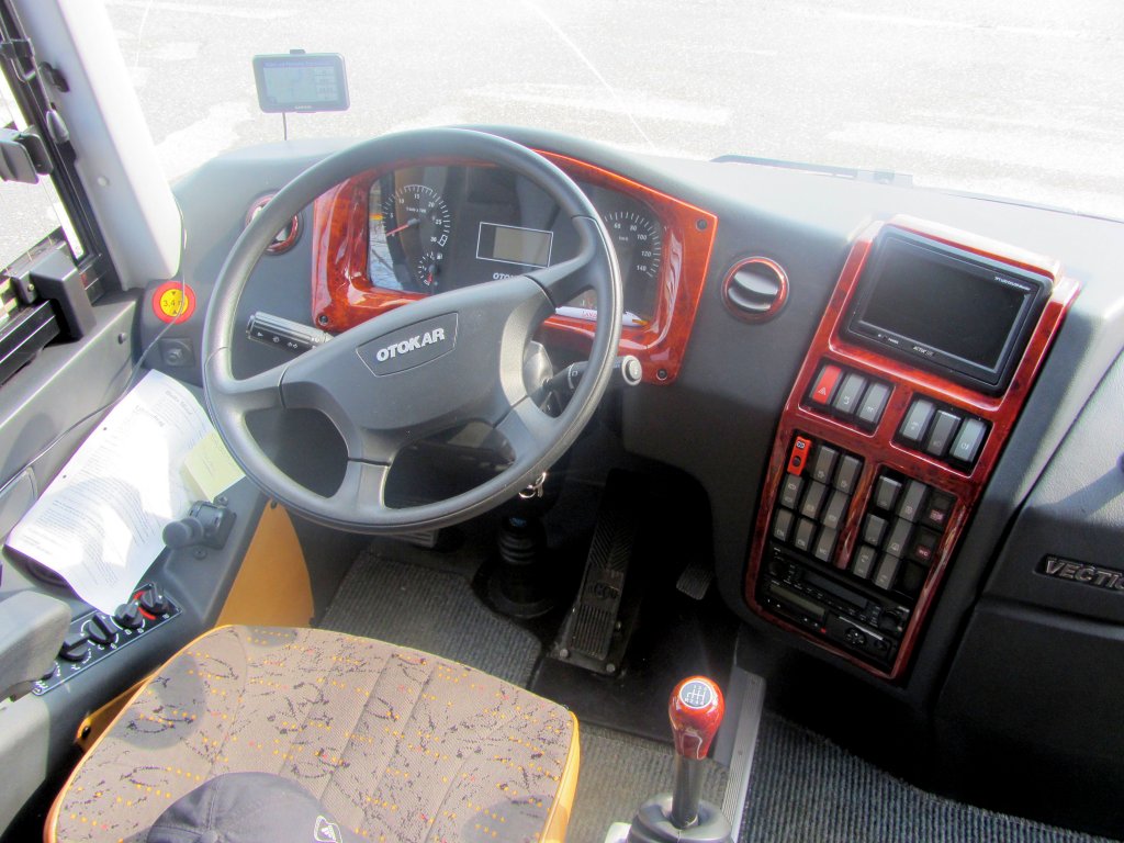 Fahrerstand im nagelneuen OTOKAR/MAN Reisebus vom Reiseb�ro MAREK aus Nieder�sterreich,Krems,28.3.2013.