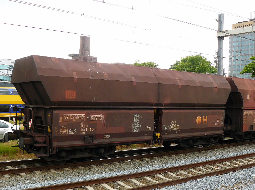 Falns von DB Schenker mit Nummer 81 80 6643 180-5 Gleis 16b Utrecht Centraal Station, Niederlande 22-06-2012.