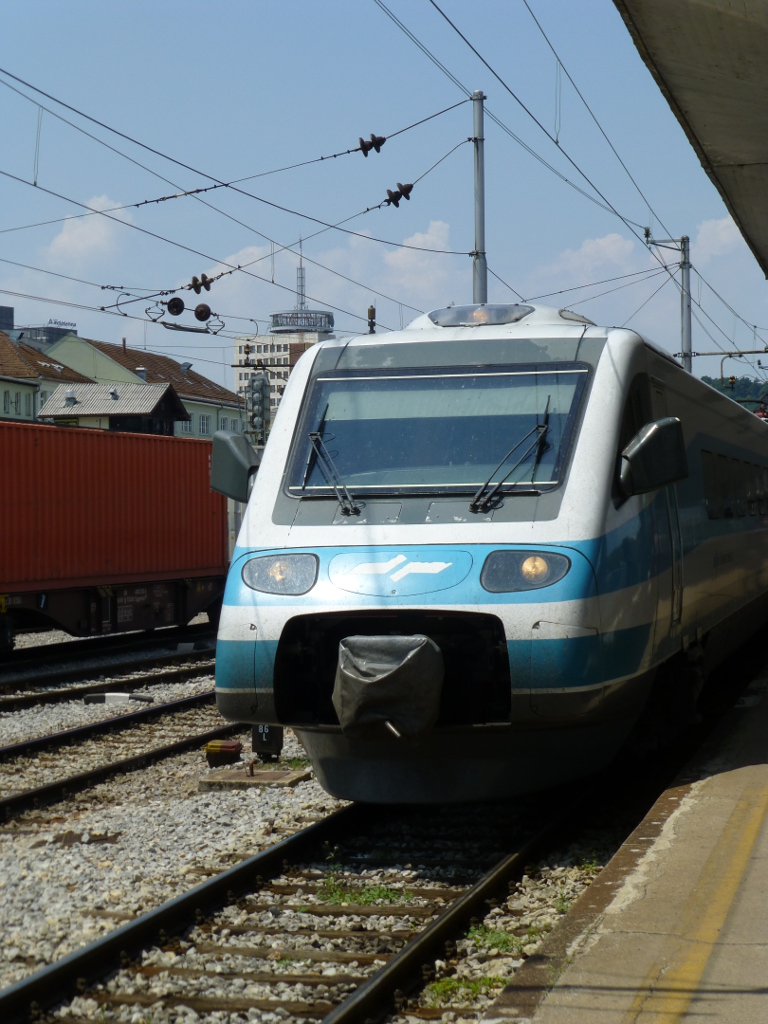 Fiat baute 2000 f�r die slowenische Eisenbahn drei dieser Neigetechnik-Triebwagen, die als InterCity Slovenia (ICS) von Ljubljana nach Maribor und gelegentlich auch nach Koper fahren. Am 3.7.13 steht 310-001 hier am Bahnsteig in Ljubljana.