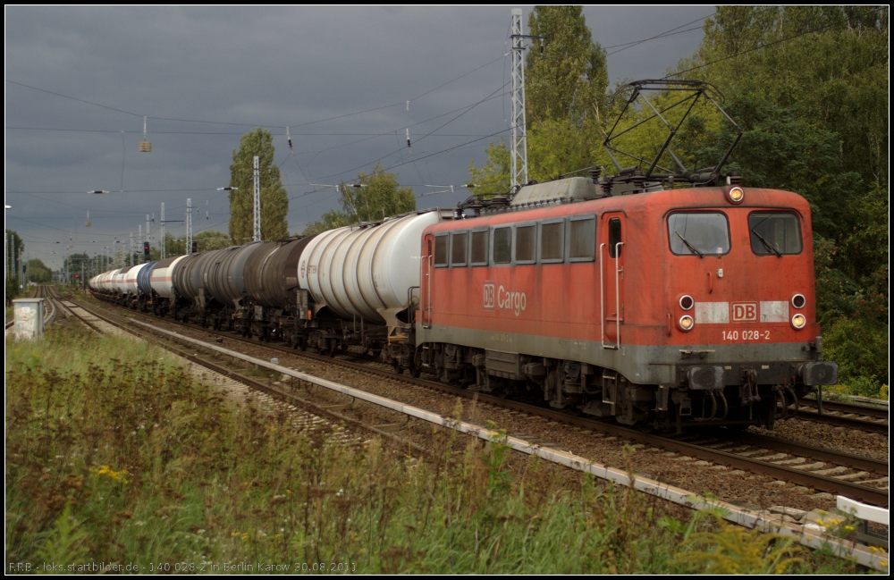 Finsterer Himmel und doch ein wenig Sonnenschein. DB Schenker 140 028-2 erwischt mit ihrem Kesselzug eine solche Sonnenlücke am 30.08.2011 in Berlin-Karow
<br><br>
Update: 09.12.2011 in Rostock-Seehafen z; 06/2012 Mukran zA; 15.07.2015 verschrottet in Opladen