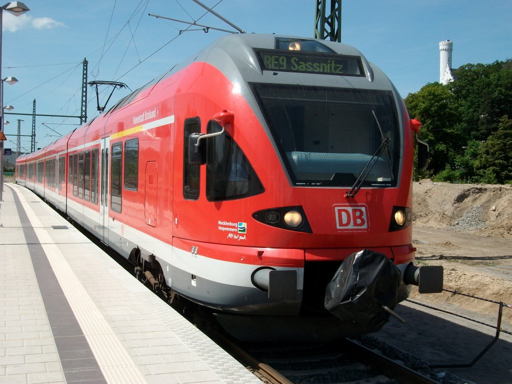 Flirt 429 028 im umgebauten Bahnhof Lietzow als Anschlu�zug nach Sassnitz am 17.Juni 2010.